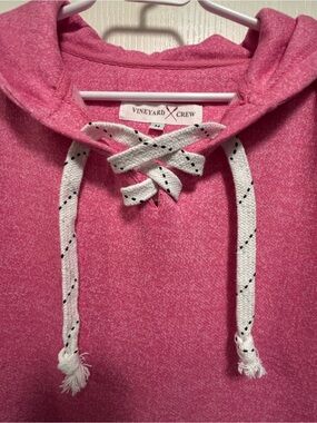 Vineyard Vines “vineyard crew” hooded sweatshirt kangaroo pocket heathered pink